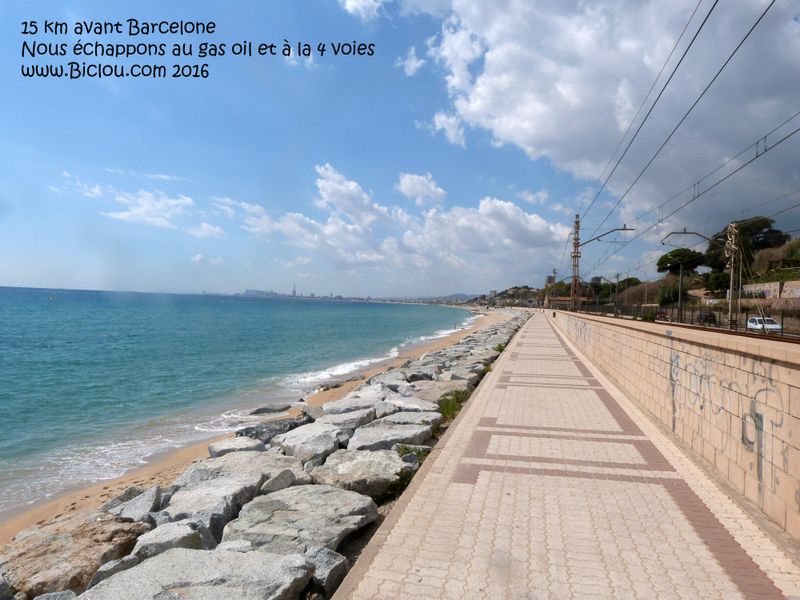 15 km avant Barcelone nous éssayons d'échapper aux gas et aux voitures