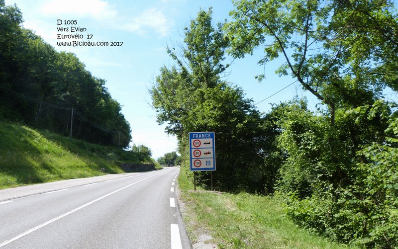 Retour en France sur le D 1005 vers Evian , on remarque l'absence de bandes cyclables, alors que place Y aurait !