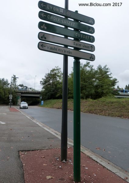 Noeud à Croix Luizet ; ancien point de gourances Cyclistes , en 2017 ; balisage ViaRhôna assez correct