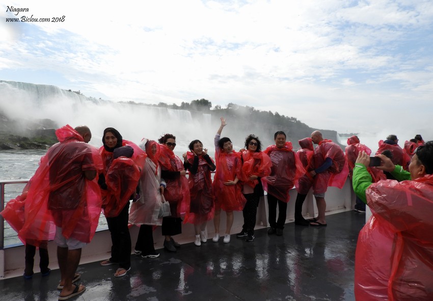 Chinois devant les chutes du Niagara (Niagara fawls) en Septembre 2018