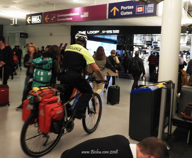 Non ce n'est pass Claudio, mais le Service médical à Bicyclette à Montréamp;al Airport