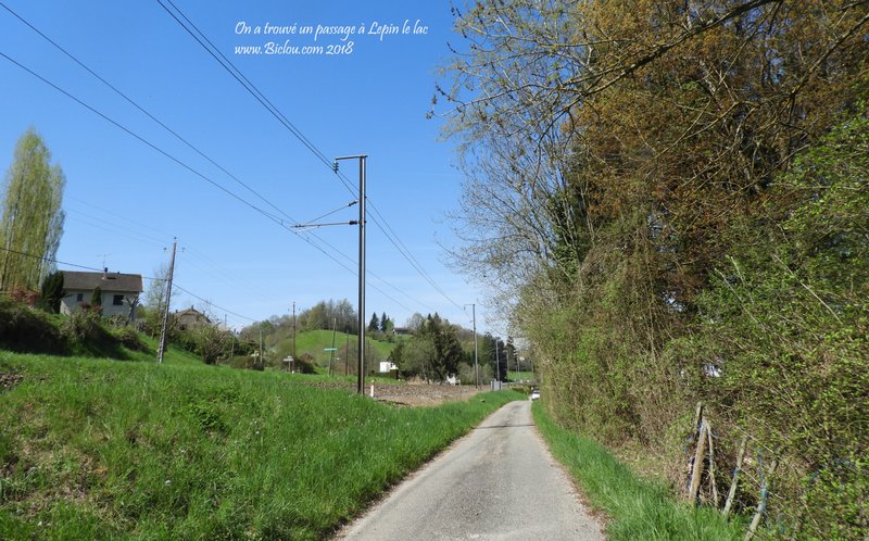 On essaye de passer la voie ferrée sur le prochain passage à niveau