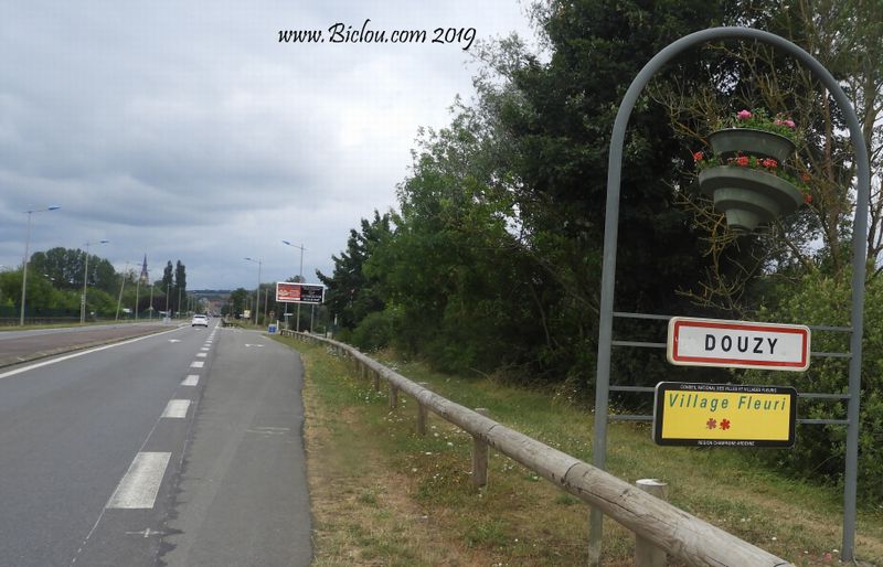 A Douzy on devrait trouver la voie verte de la Meuse ; mais sans succès ..