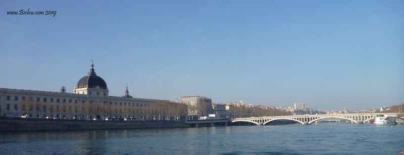 Lyon en travelling depuis ViaRhôna et les bords du Rhône