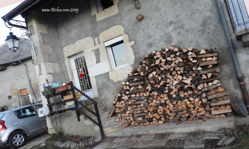 Le zoli tas de bois debvant la maison