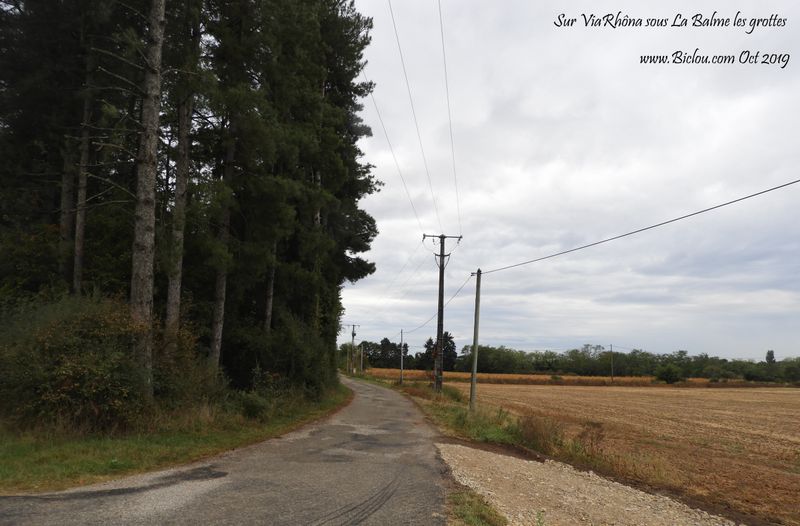 Viarhôna passe sour la Balme les grottes par ce chemin en cailloux, les vélos sont priés de passer R-ailleurs