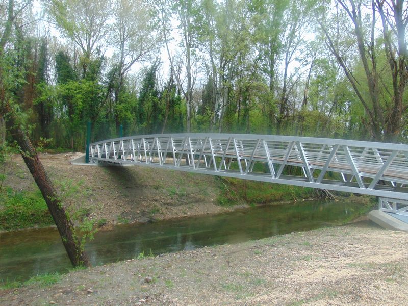 Une passerelle au dessus des Lônes de Bourg Saint Andéol