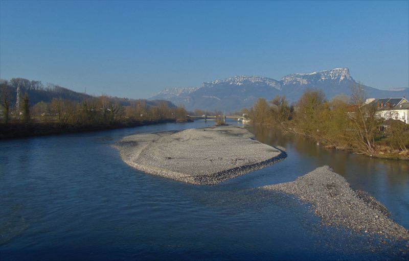L'Isère et la chartreuse dans le fond, le mont granier à droite