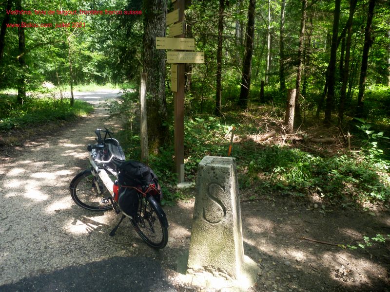 Passage de la Frontière Franco-Suisse dans les bois de Fargout sur ViaRhôna