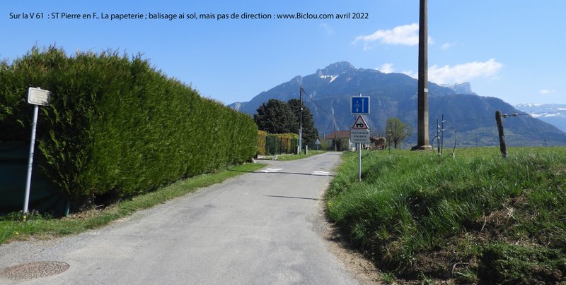 Sur la vélo-route dite : V 61 à La Papeterie, balisage au sol, mais pas d'indication .. 