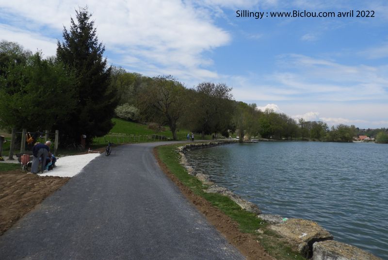 La Vélo-route dite : V 62, passe le long du lac de la Balme de Sillingy