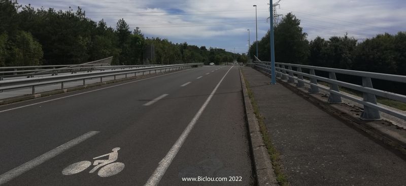 Bandes cyclable , sortie de Moulins