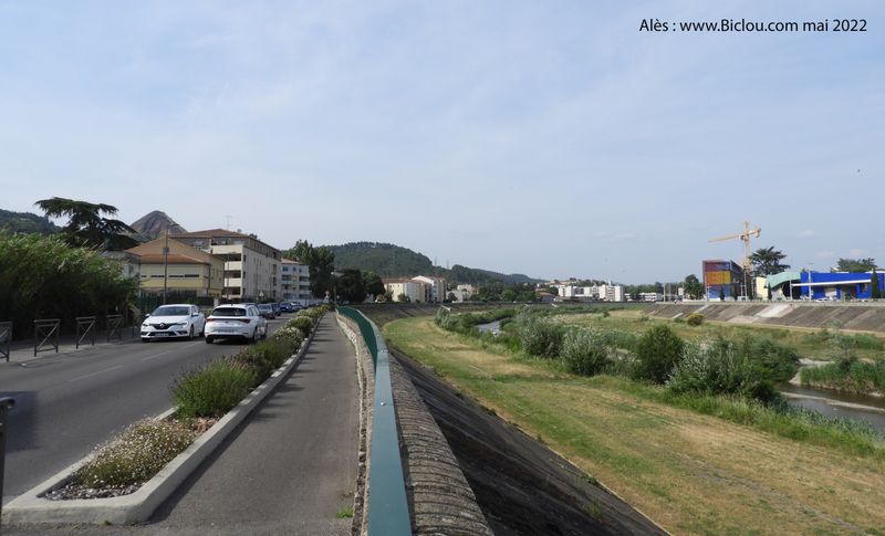 Sortie d'Alès vers le Nord Ouest le long du Gardon