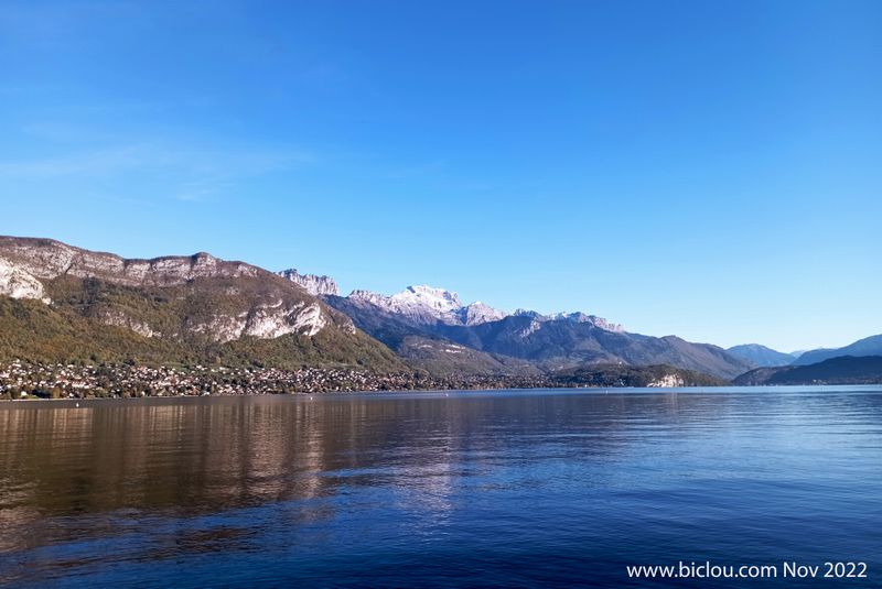 Le lac .., d'Annecy, le Mont Veyrier, et la Tournette ... : Faverges est dans le fond, pas du lac, mais de la photo