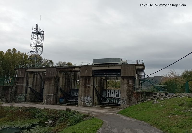 La Voulte : Sur le parcours ViaRhôna ; Système de trop plein, crues sur le Rhône, en cas de grosses pluies, passe vite ..
