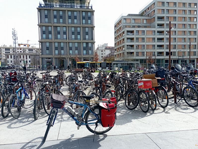 Parvis de la Gare d'Annemasse : Une Balise V-61 menant en face, rue Dr Favre éviterait bien des égarements aux cyclistes de passage, en goguette..