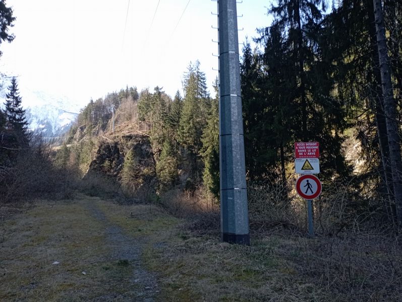 Servoz : Au pied de la route vers Vaudagne ; chemin ici .. peu engageant