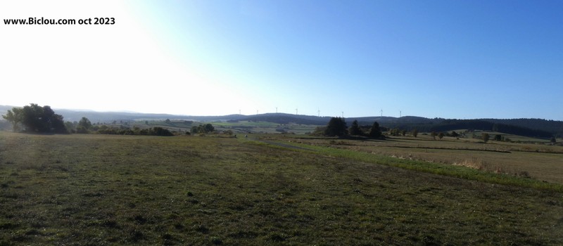 Barre d'éoliennes sur le plateau