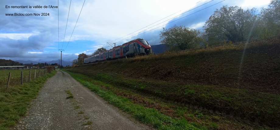 En remontant la vallée de l'Arve : le train n'est jamais bien loin