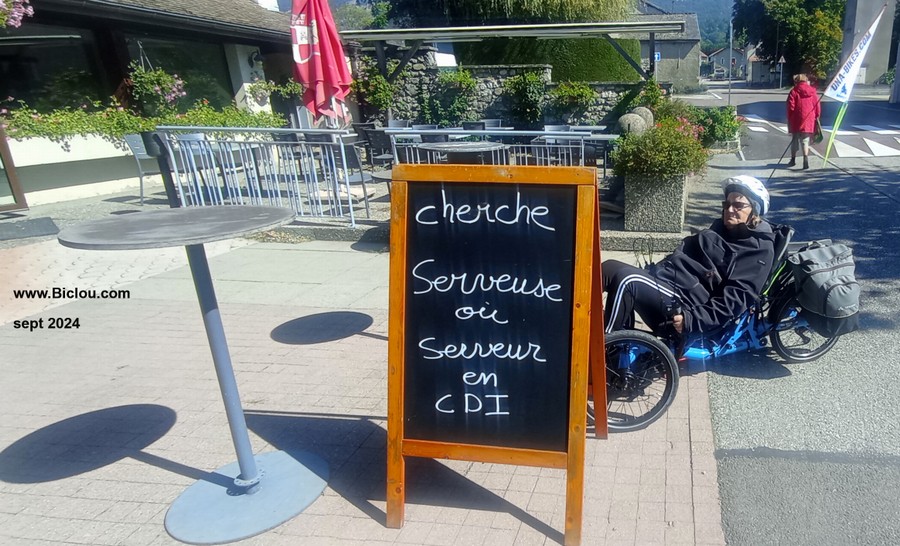 Cherche serveuse en CDI, mamie a déjà donné .. place aux jeunes ..
