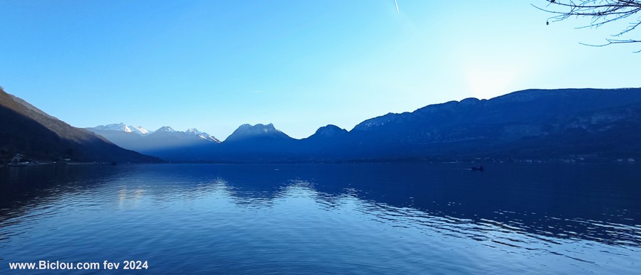 Toujours le lac et les Bauges droit devant , de gauche à droite : La Sambuy, l'arcalod, le trélod, le charbon, le roc des Boeufs et le Semnoz chèr aux Zannéciens