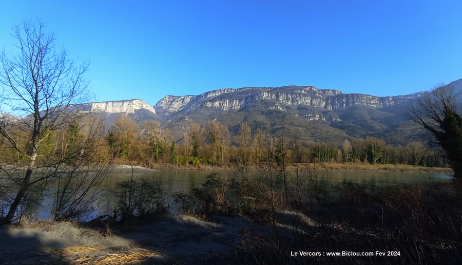 Vue sur le Vercors depuis les berges de l'Isère et la famause V63