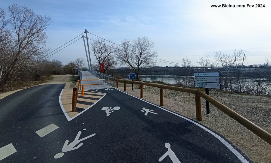 Belle passerelle de l'Oiselay à Sauveterre