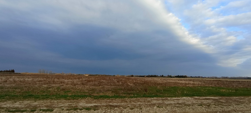 Gros nuages menaçants sur la Crau
