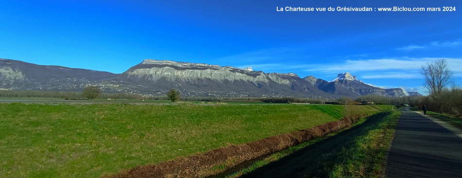 Le massif de la Chartreuse, vu de la plaine du Grésivaudan, par voie verte côté EST de l'Isère , Gières Domène..