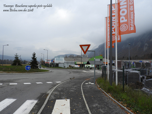 piste dite cyclable de 50 m: long D 2508 route d'Annecy accès Boucheroz Faverges ; baissez la tête