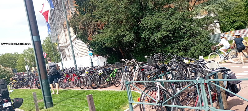 que-de-bicyclettes-annecy-hotel-de-ville-juillet-2024