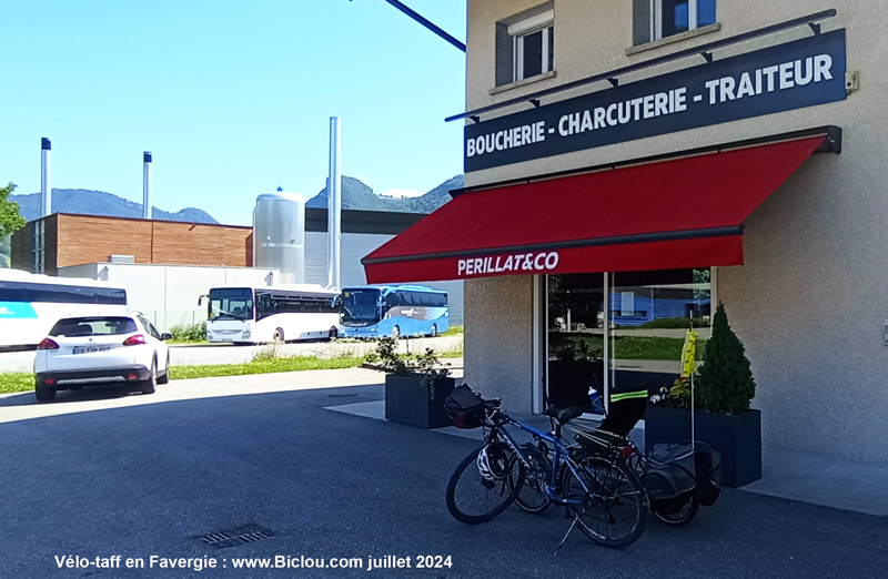 velotaf-en-favergie-devant-boucherie