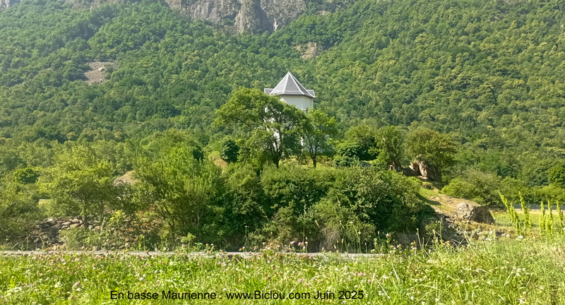 chapelle-coincee-peu-avant-st-jean-de-maurienne