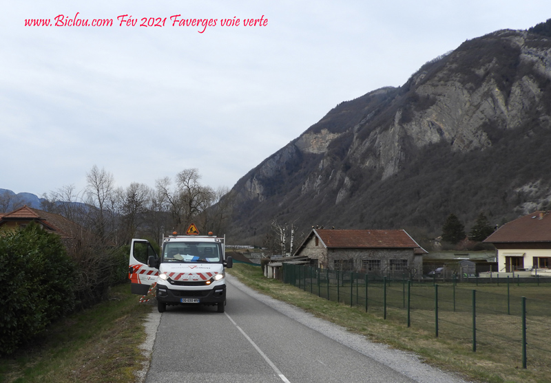 travaux-voie-verte-pose-poteaux-indicateurs