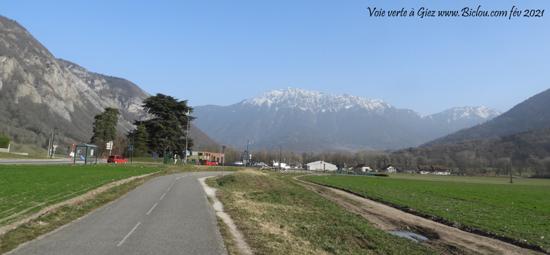 Giez-Vue-de-Faverges-et-sa-dent-de-cons-pelee-fevrier-2021