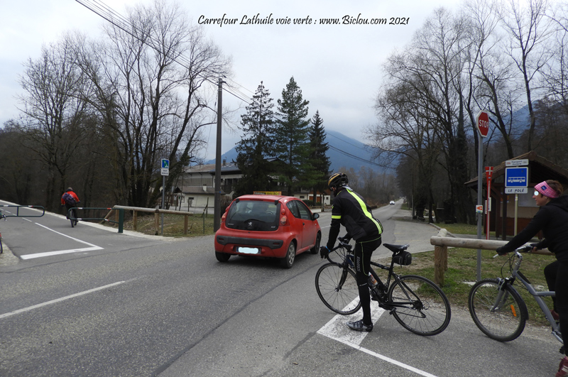 Carrefour-voie-verte-lathuile-danger