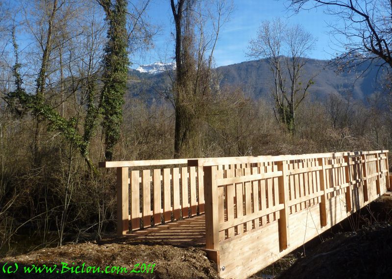 petit pont de bois sur la voie de raccordement lathuile bout du lac piste cyclable en 2011