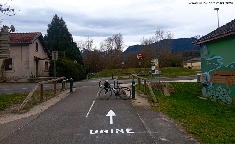 balisage-voie-verte-et-velo-route-v62-a-doussard-dite-belle-via-ou-bella-via-ou-via-prealpina-la-direction-et-ville-proche-est-faverges-pas-ugine-merci-pour-la-non-promo