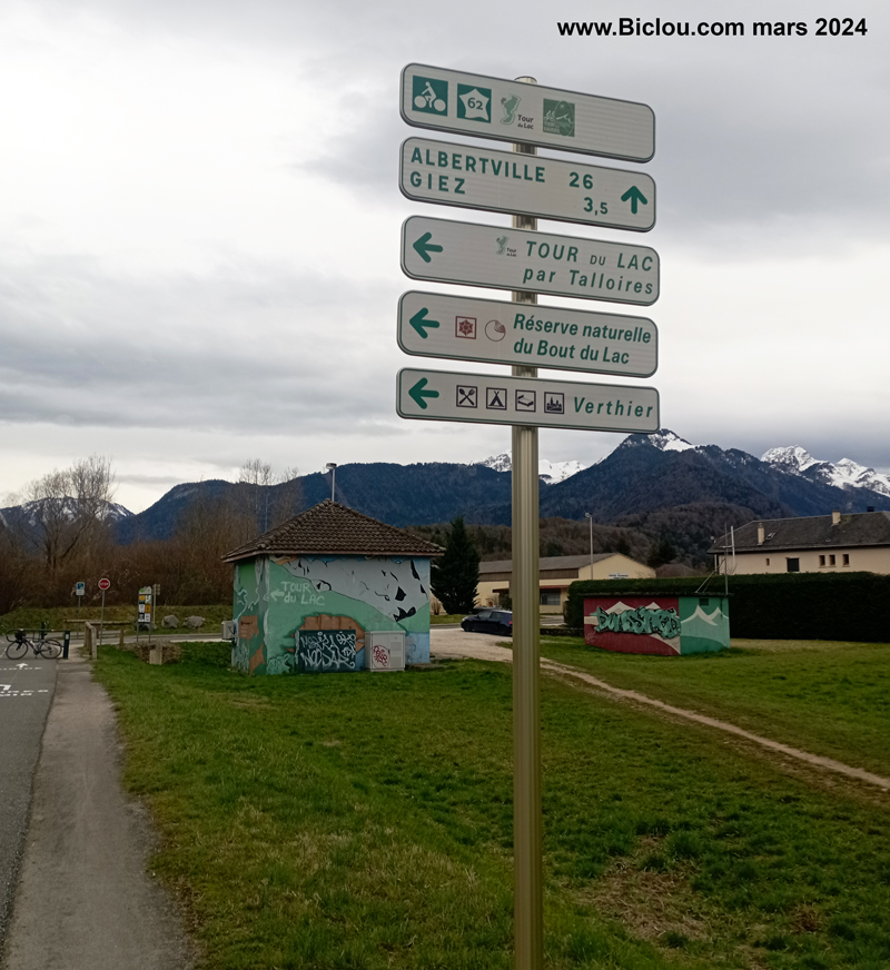balisage-voie-verte-et-velo-route-v62-a-doussard-dite-belle-via-ou-bella-via-ou-via-prealpina-la-direction-et-ville-proche-est-faverges-pas-ugine-merci-pour-la-non-promo