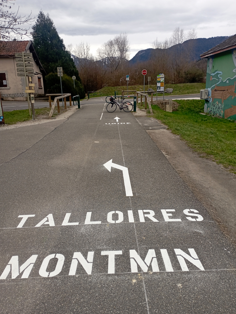 balisage-voie-verte-et-velo-route-v62-a-doussard-dite-belle-via-ou-bella-via-ou-via-prealpina-la-direction-et-ville-proche-est-faverges-pas-ugine-merci-pour-la-non-promo
