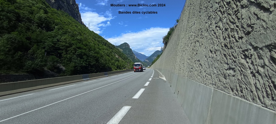 Sortie de Moutiers, RN 90 ; bandes cyclables, serrez le mur .. et les F..