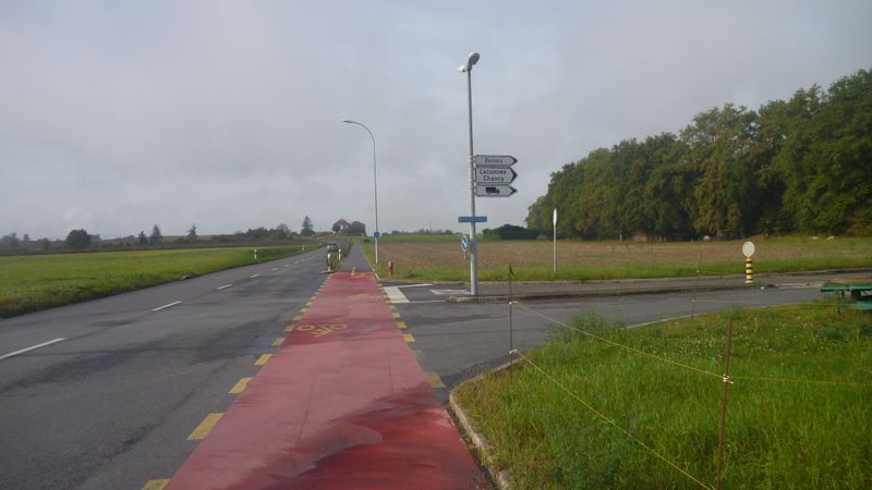 Vers Soral, remarquez la zone cyclable en rouge 