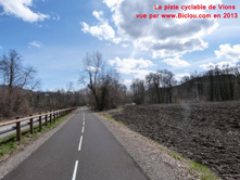 Voie verte la loi de Vions a Chanaz le long de la route