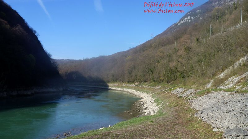 Les Bords et berges du Rhône ; dans le défilé de l'écluse (Ain) en 2015 : la ligne du Tonkin plus haut